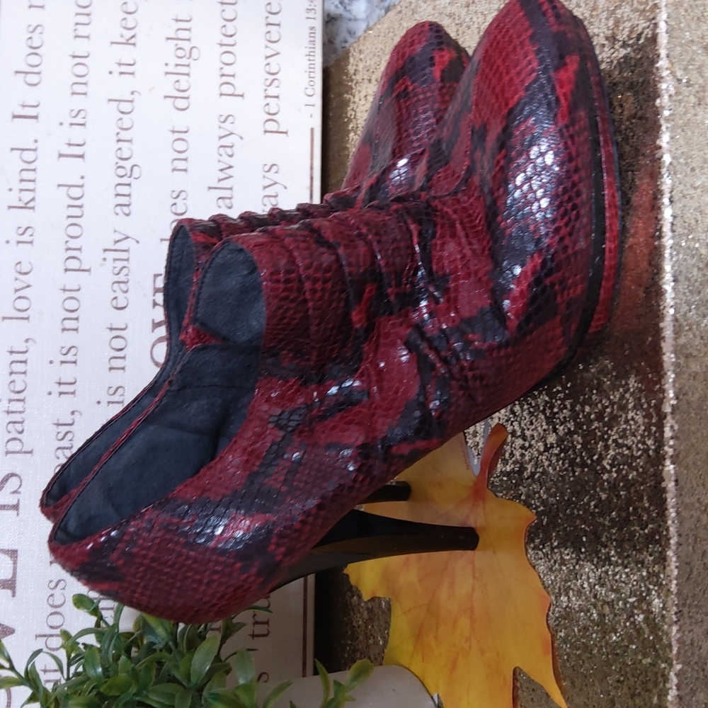 Nine West snakeskin beauties! RED AND BLACK READY FOR THE HOLIDAYS!
